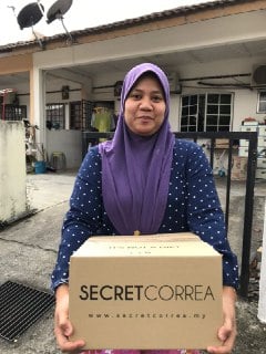 Pelanggan Terima Kotak
